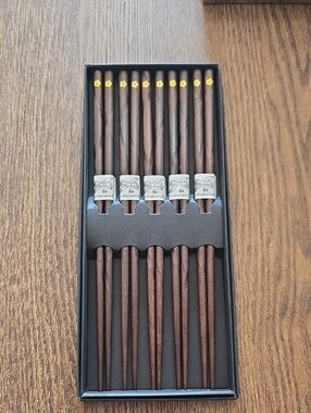 Elegant Dark Brown Wooden Chopsticks Set - 5 Pairs